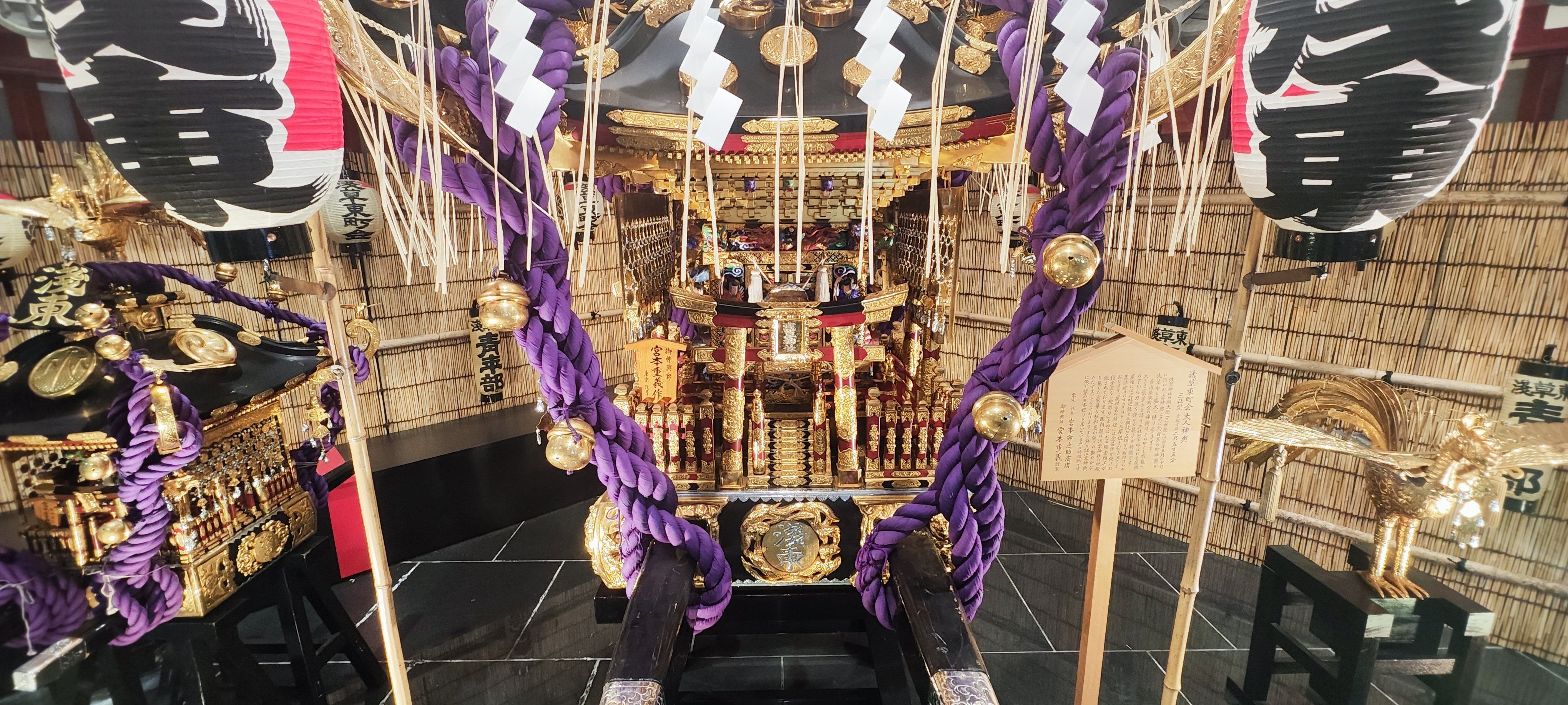Ein Schrein (Modell?) welcher am Sanja Matsuri herumgetragen wird