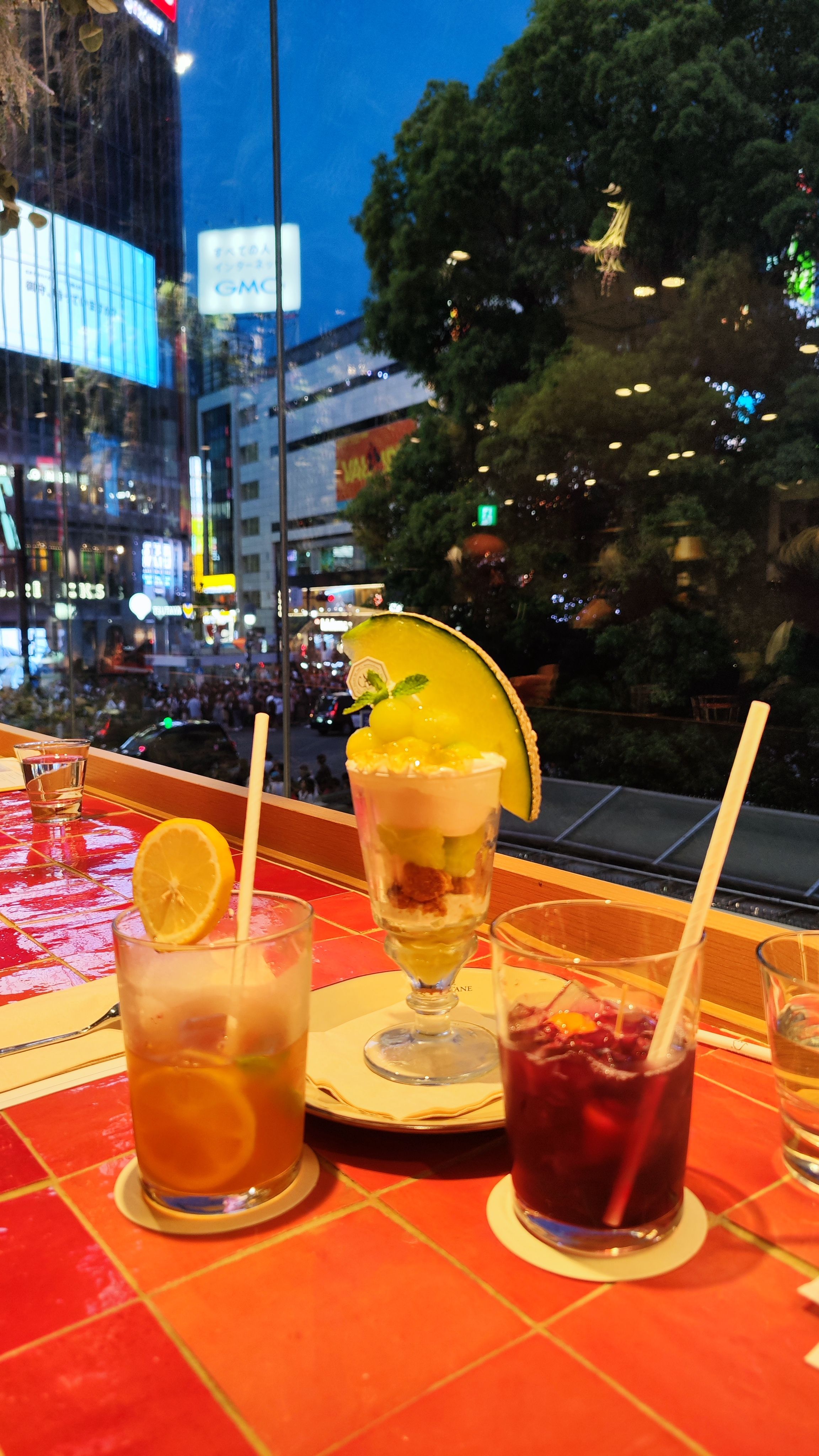 Zitrone/Zitronen-Gras und Lavendel-Mocktails (und ein Melonen-Parfait-Becher im Hintergrund)