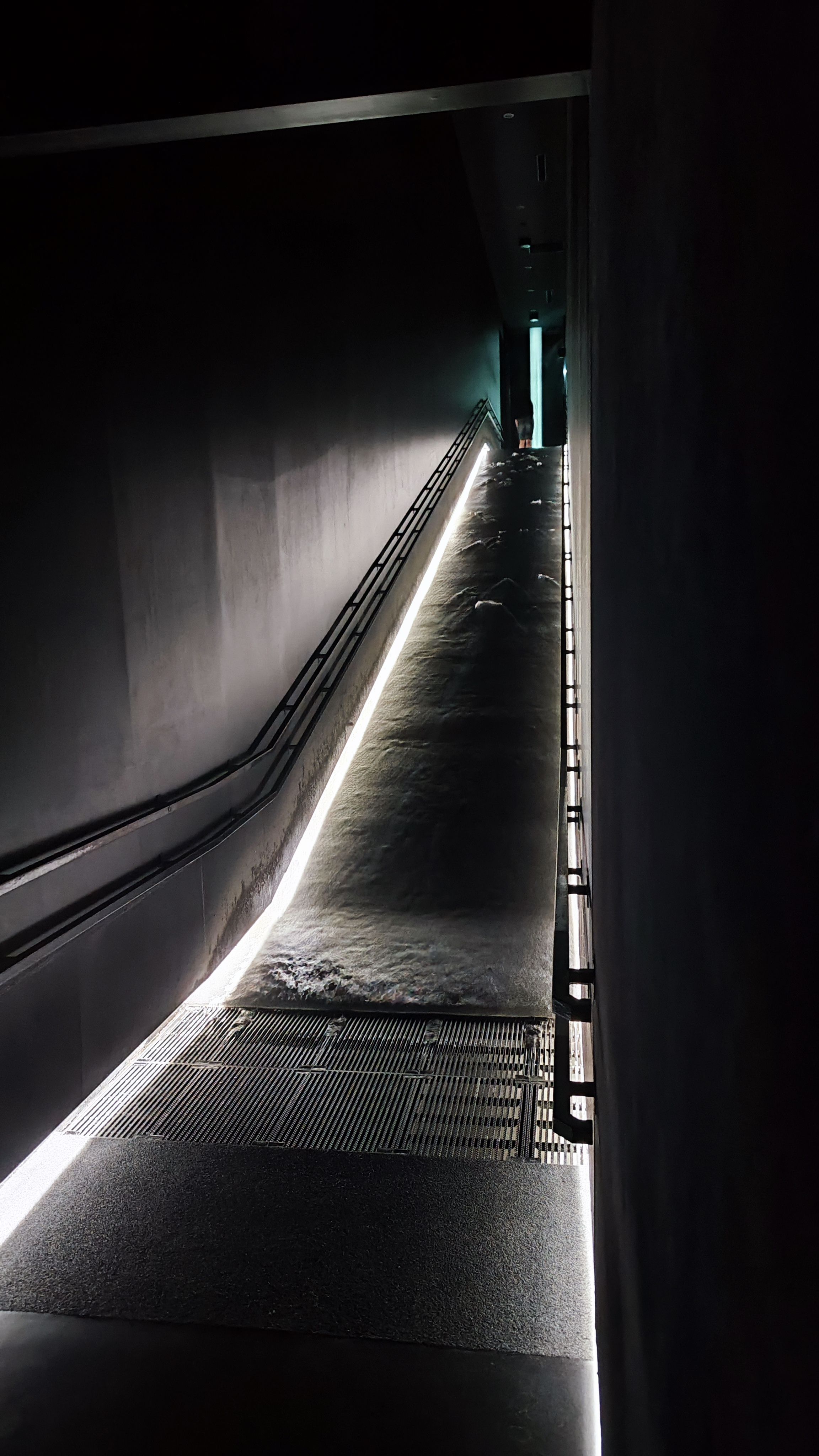 TeamLab Eingang zur Wasser-Attraktion mit desinfizierendem Wasserfall (alle gehen Barfuss)