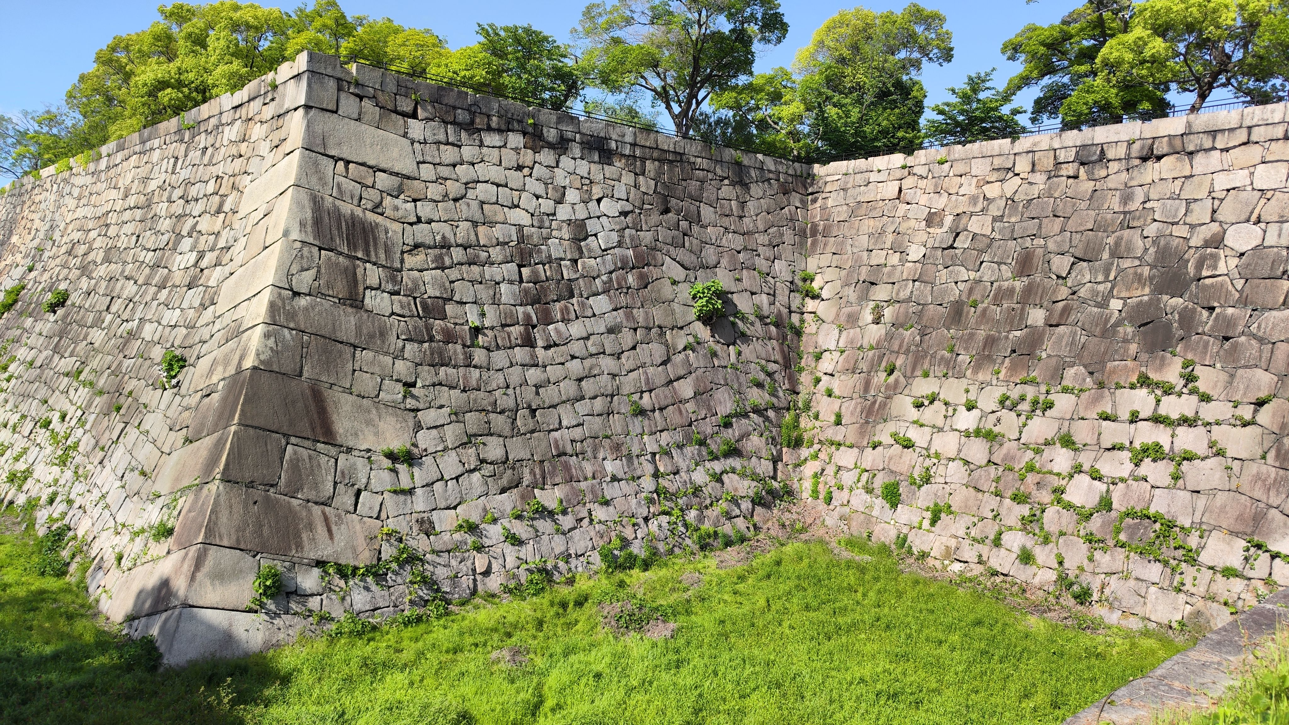 Die Mauern des Castle Osaka sind gewaltig - riesige Steine. Ich wundere mich wie die damals transportiert wurden