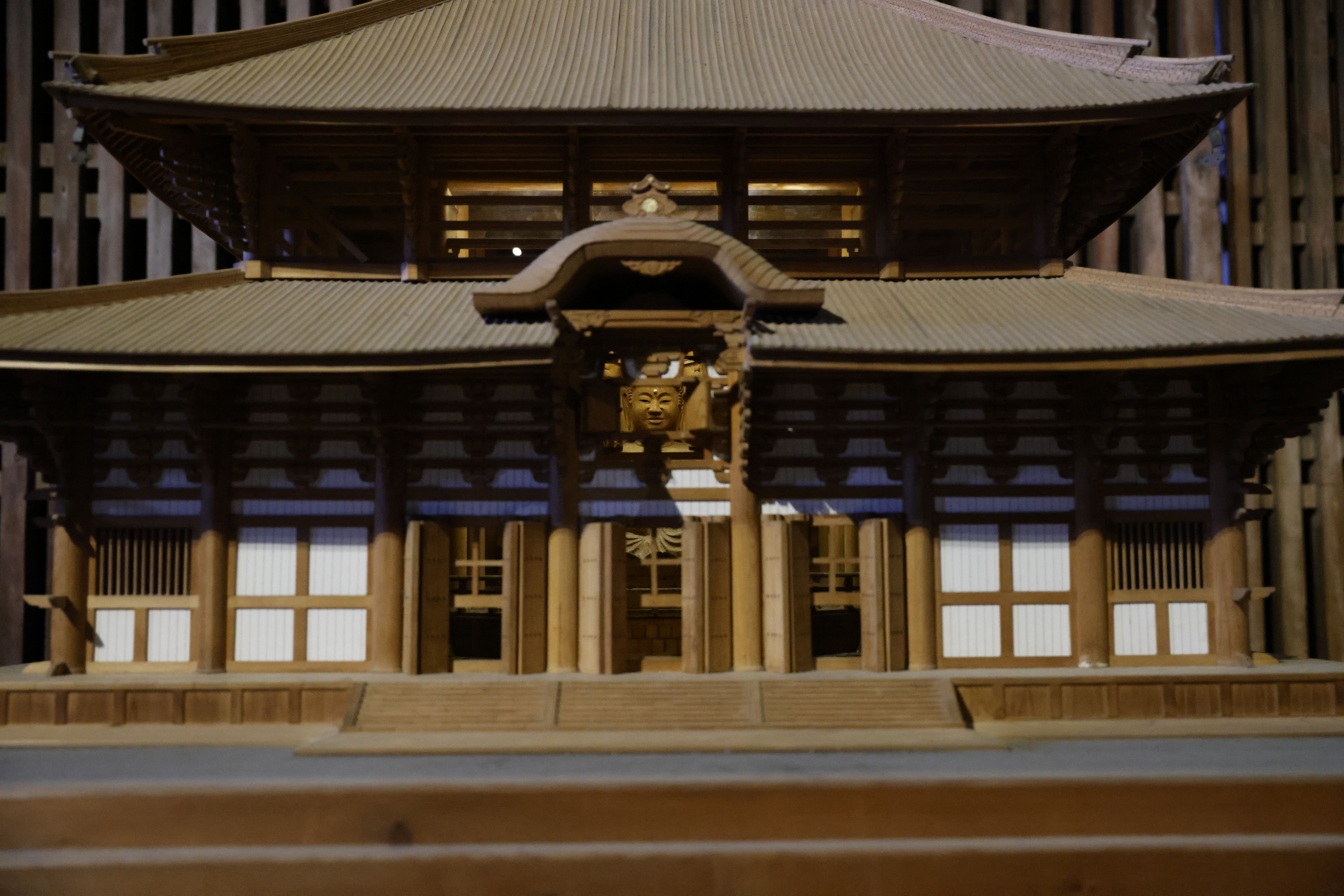 Ein Modell-Replika - man könnte den Buddha, bzw. sein Gesicht, auch bei geschlossenen Toren durch das Fenster sehen