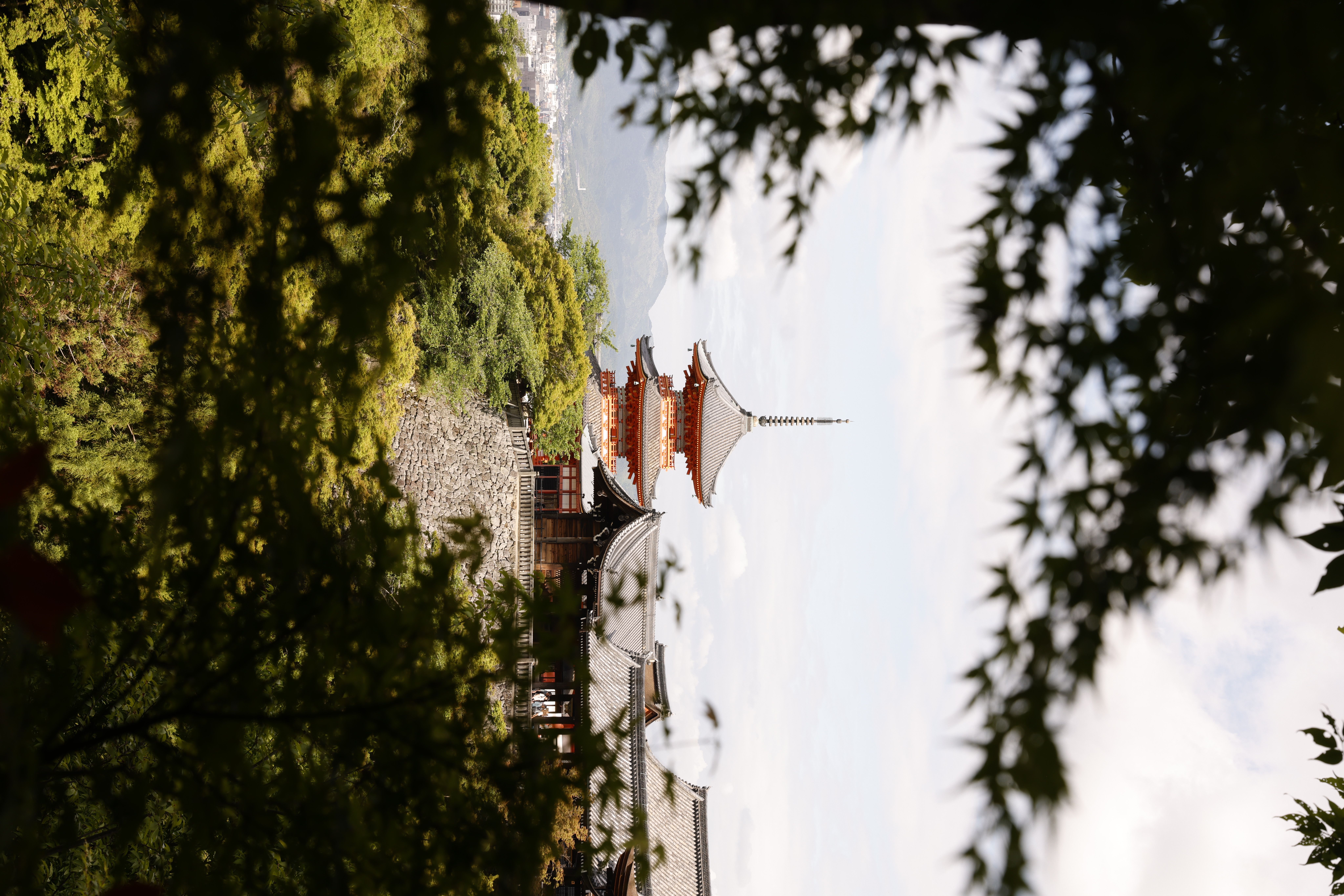 Ein Blick auf Kiyomizu-dera und dessen Pagode davor
