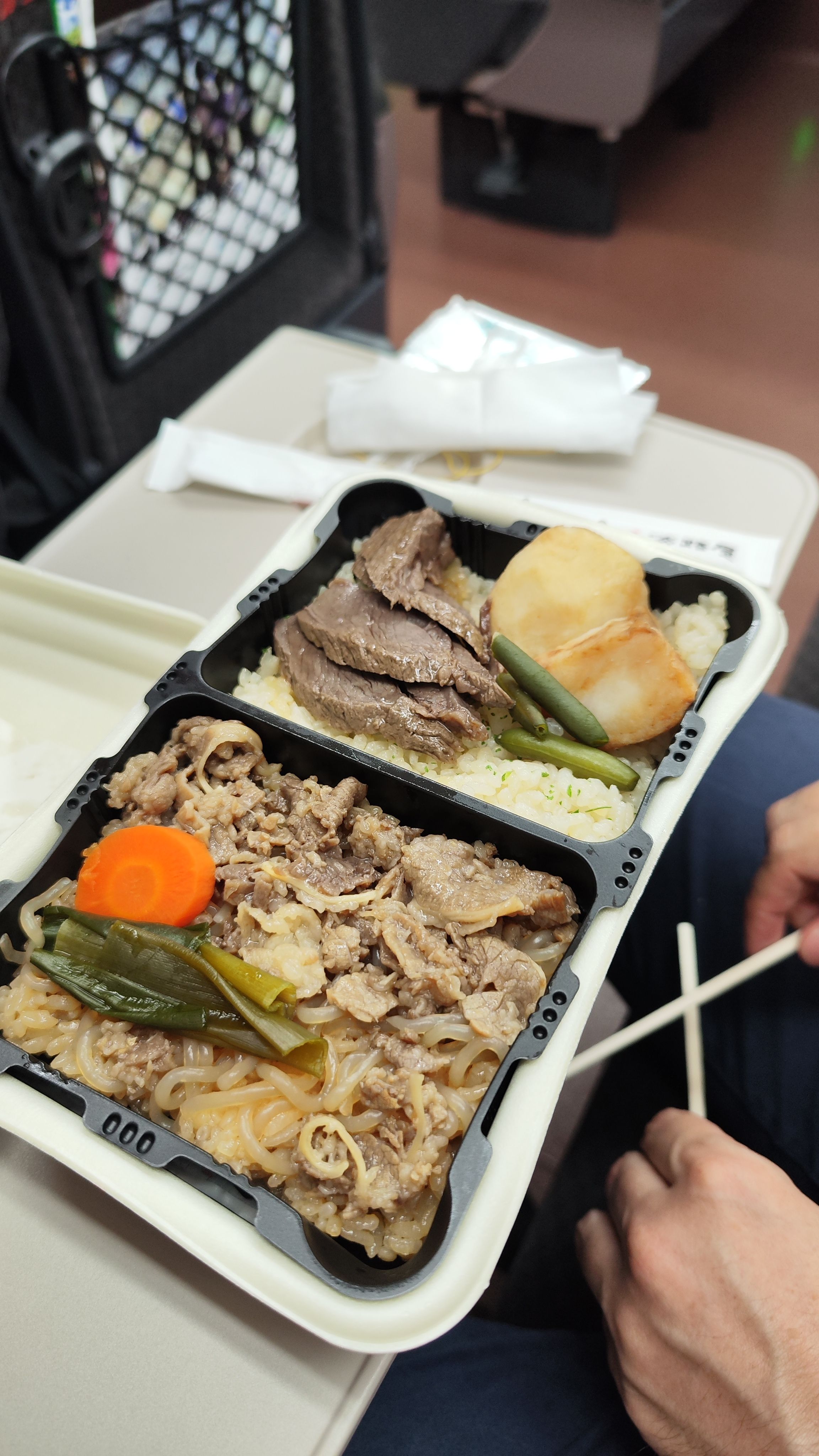 Die Bento Box erhitzt sich selbst: man zieht eine Schnur heraus, wartet 6 Minuten und hat dann eine warme Mahlzeit. All das für rund 10.- CHF!