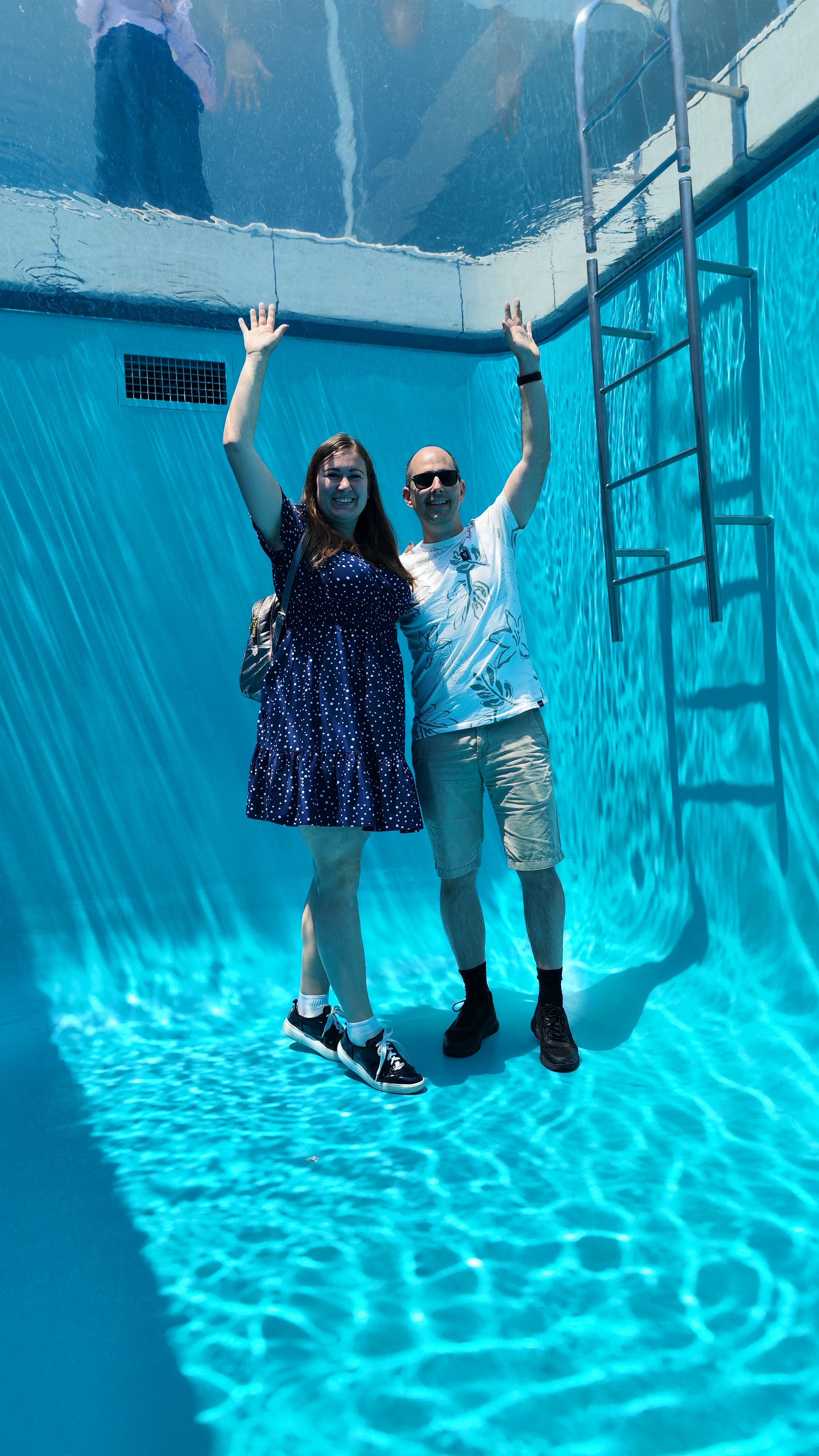Die Kunstinstallation ist eine dicke Glasplatte mit etwa 5cm Wasser oben drauf. Die Frischwasser-Düsen sorgen für kleine Wellen ähnlich wie in einem echten Pool. Sieht cool aus von unten wie von oben!
