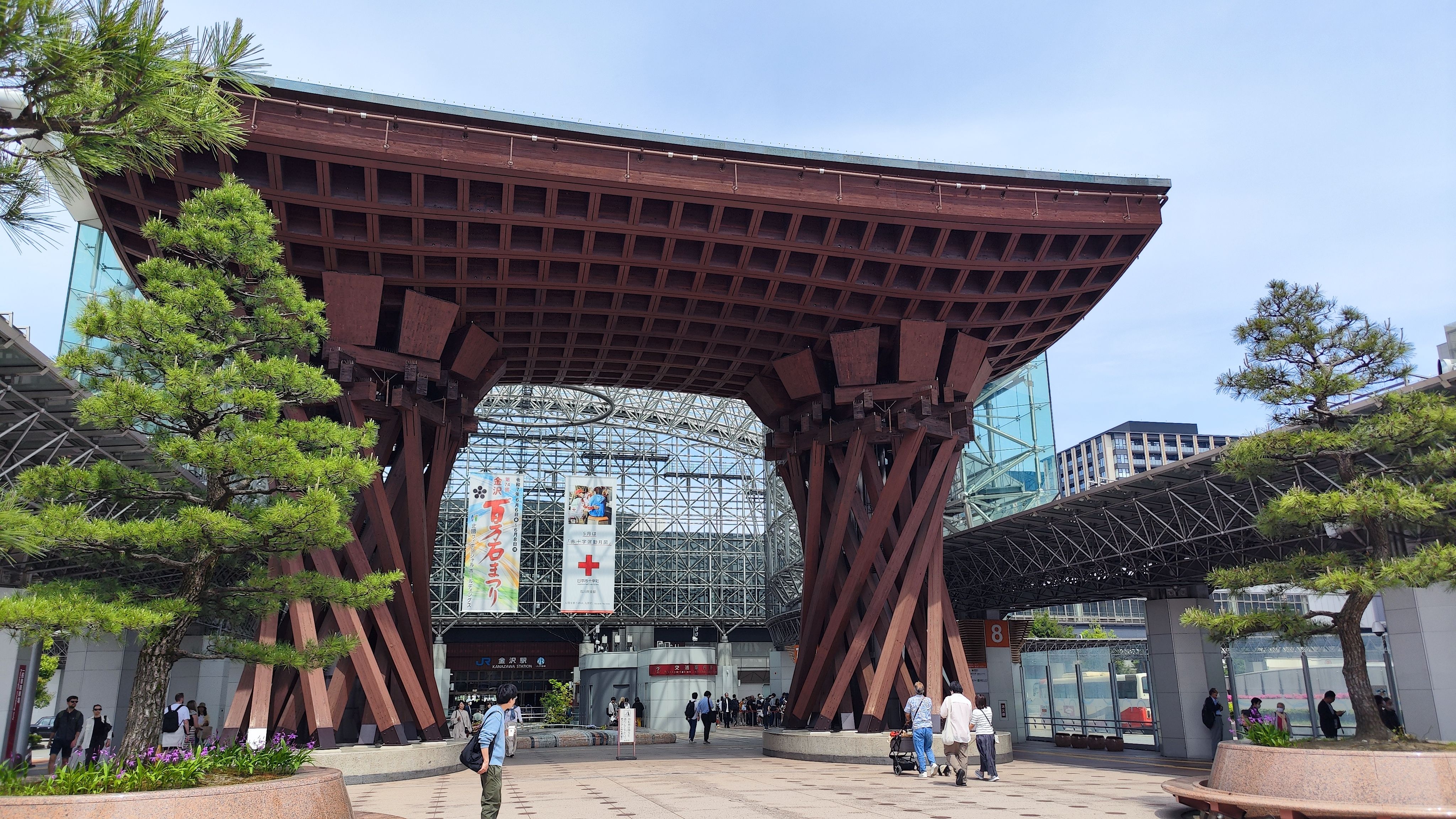 Kanazawa Bahnhof Eingang - super schön!