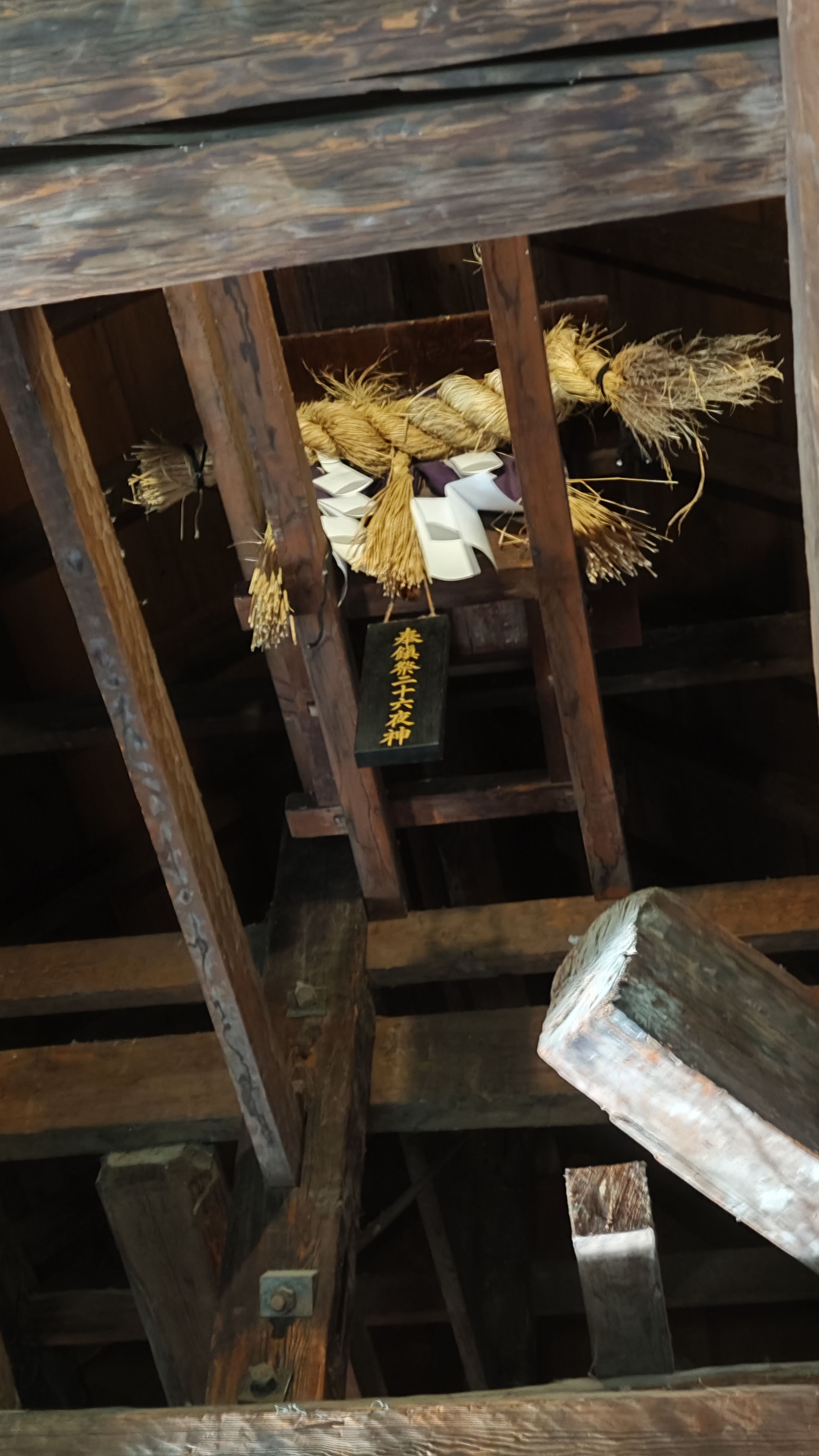 Die Legende besagt, dass eines Nachts eine junge Dame / Göttin in einer Vision erschien, welche verlangte, dass jeden 26ten des Monats 500kg Reis in einem Sack zur Verfügung gestellt werden soll, dann würde sie als Göttin diese Burg vor Feuer und Feinden schützen. Möglicherweise steht die Burg nur deshalb noch?