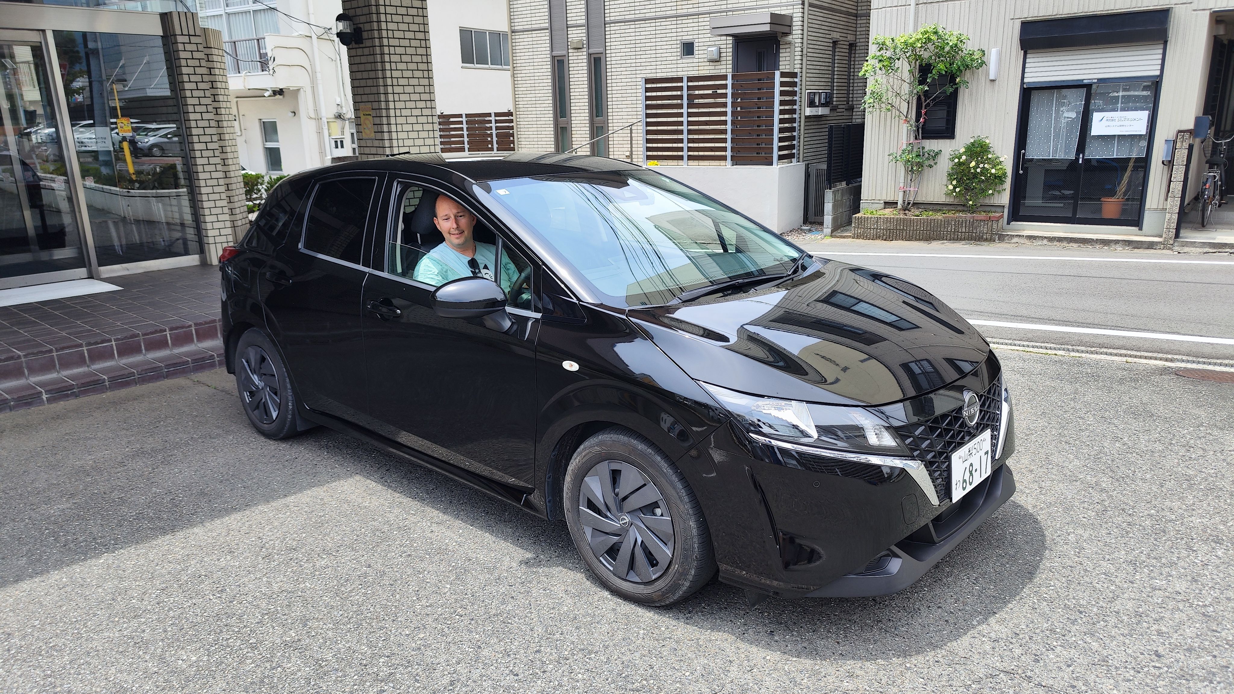 Unser kleines Mietauto - wobei es vermutlich grösser ist als die meisten Autos der Einheimischen