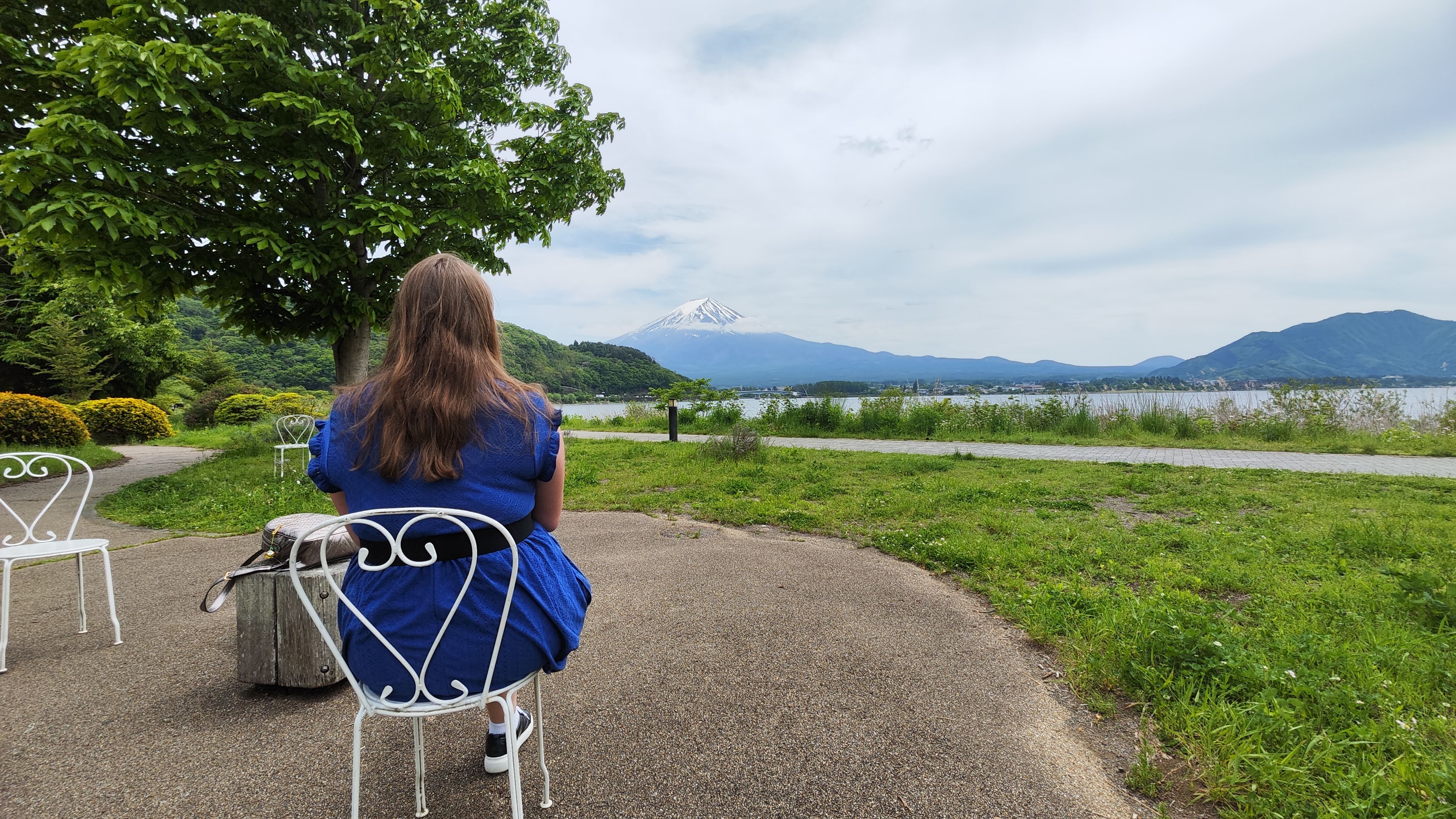 Patricia bestaunt den Fuji