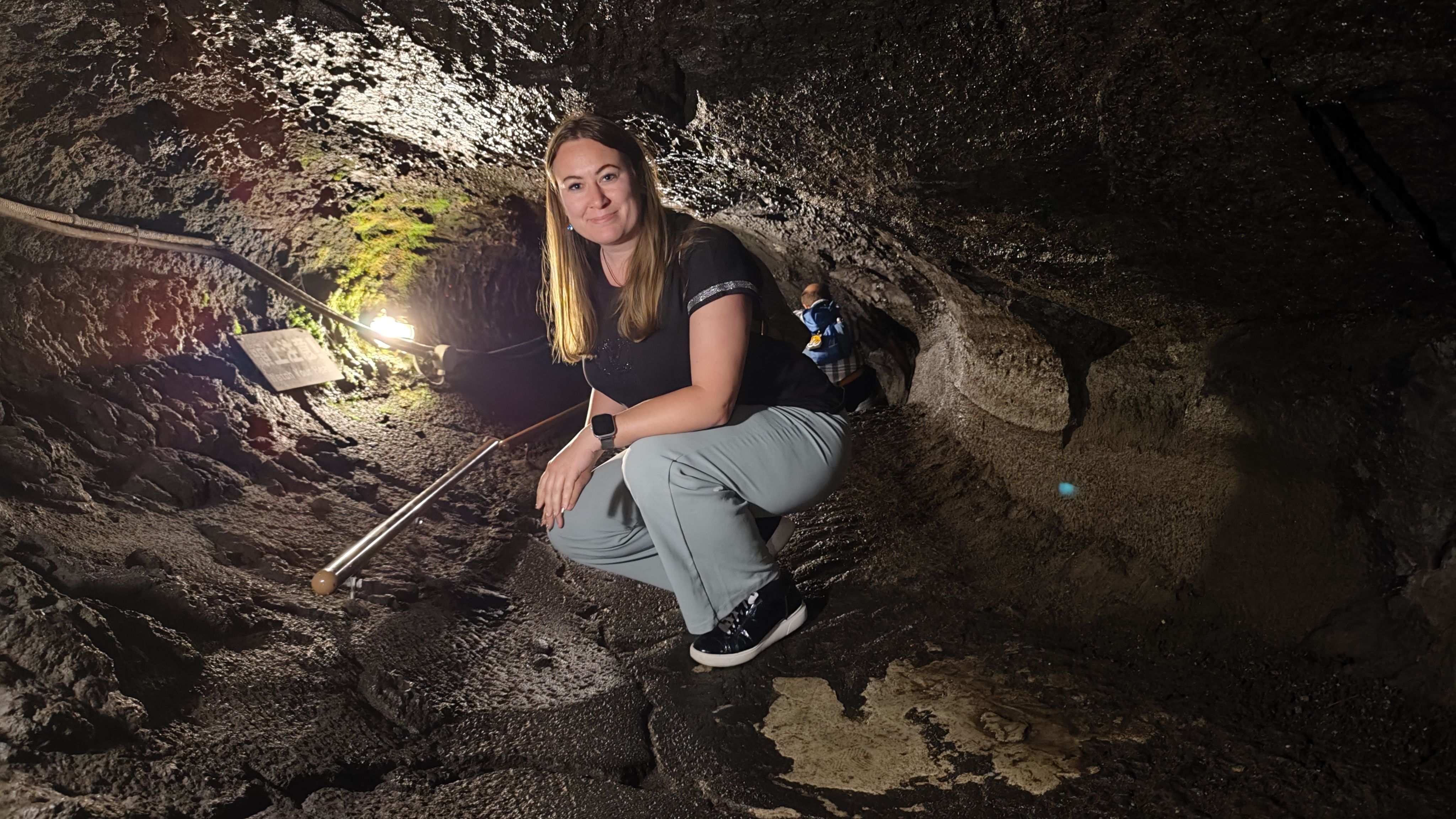 Die Höhle wurde auf einem 5m langen Stück nur ca. 90cm hoch - das heisst wir mussten uns vorsichtig weiter bewegen um nicht den Kopf anzuschlagen.