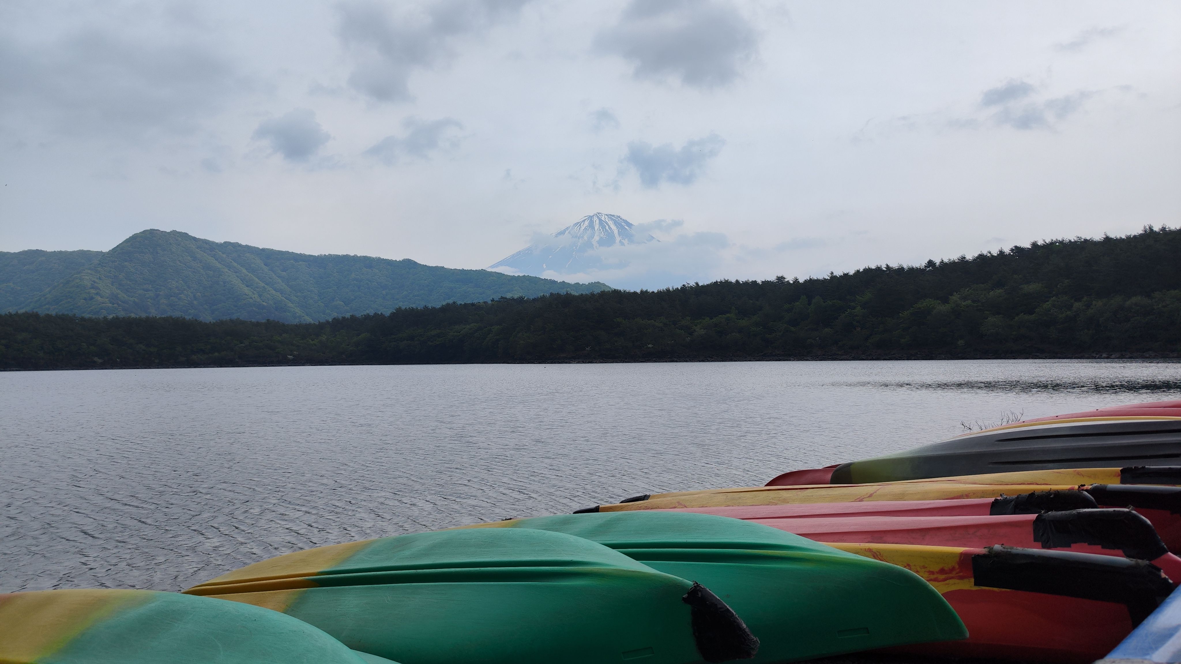 Fuji Yama auf bunten Kanus