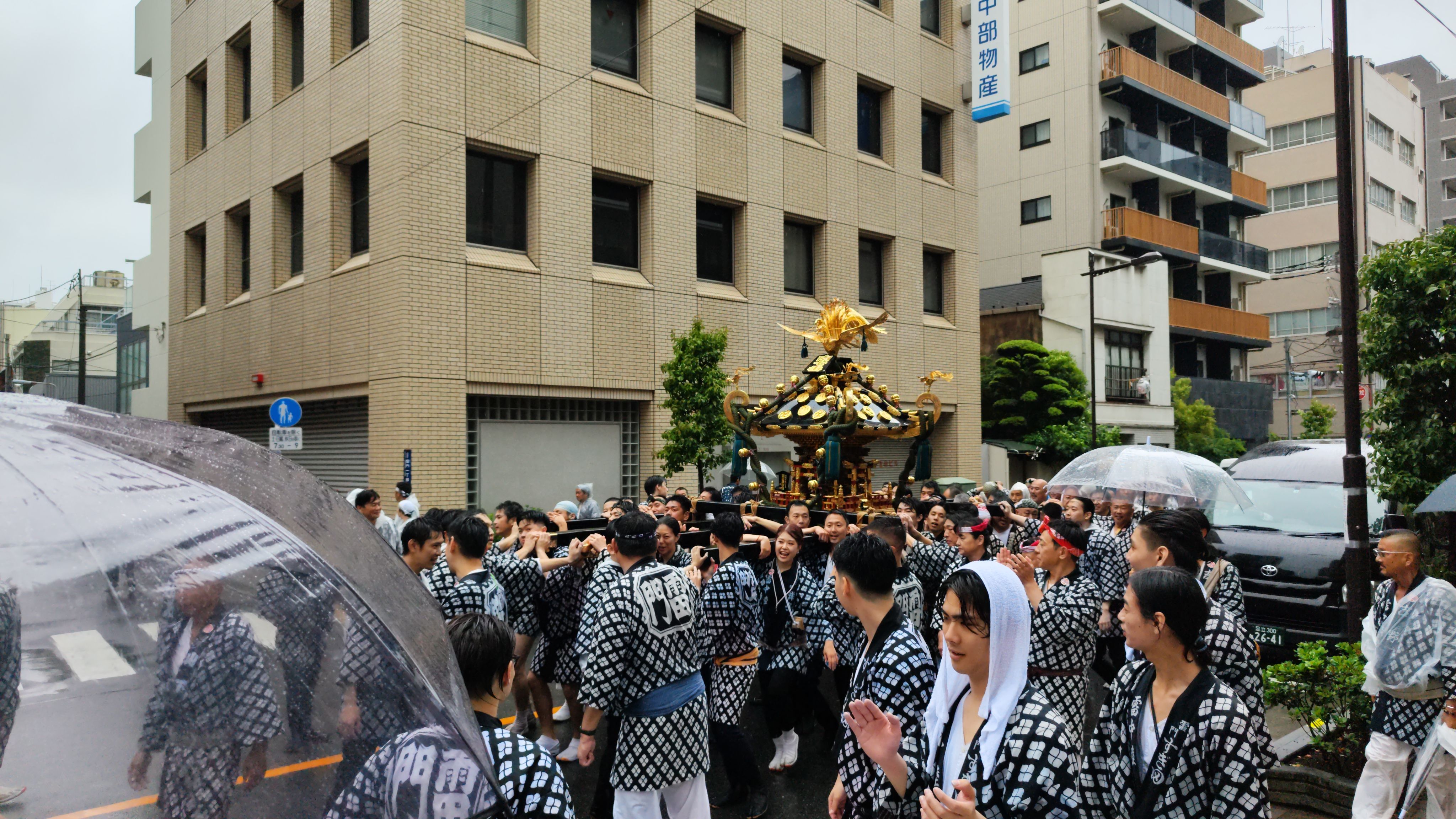 Der erste Mikoshi den wir live am Fest erleben - leider bei etwas Regen