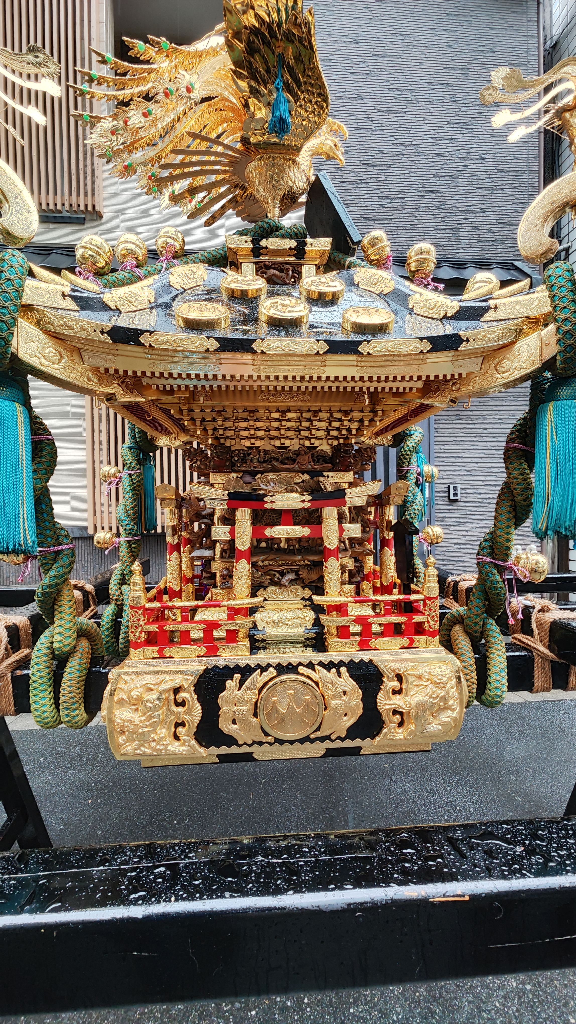 Den Mikoshi von nah - diverse Fabelwesen aus der japanischen Mythologie sind darauf abgebildet