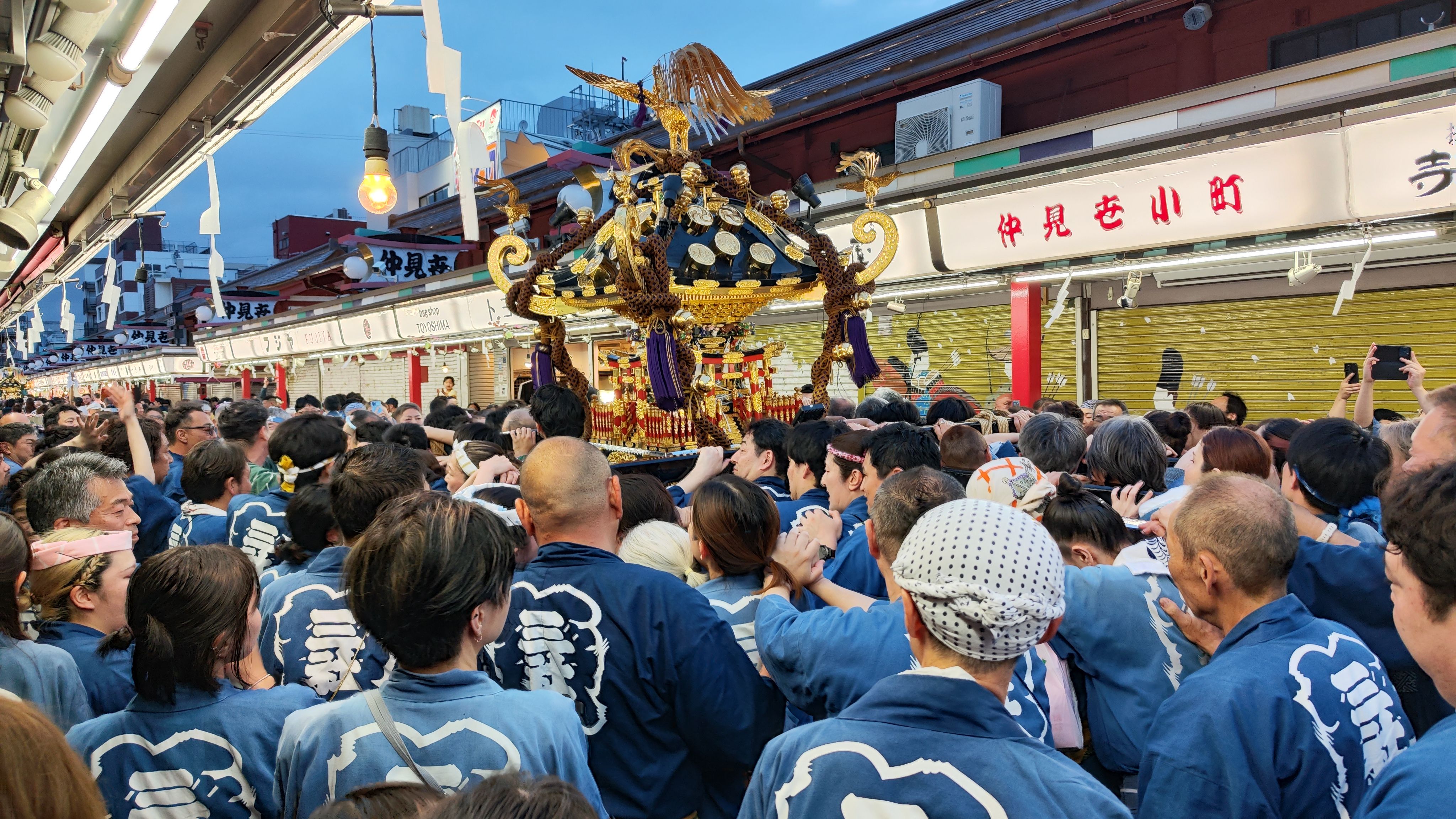 Die Mikoshis werden mitten durch die Nakamise "Shopping Street" getragen - einer nach dem anderen, schön langsam, immer lachend, tanzend und singend