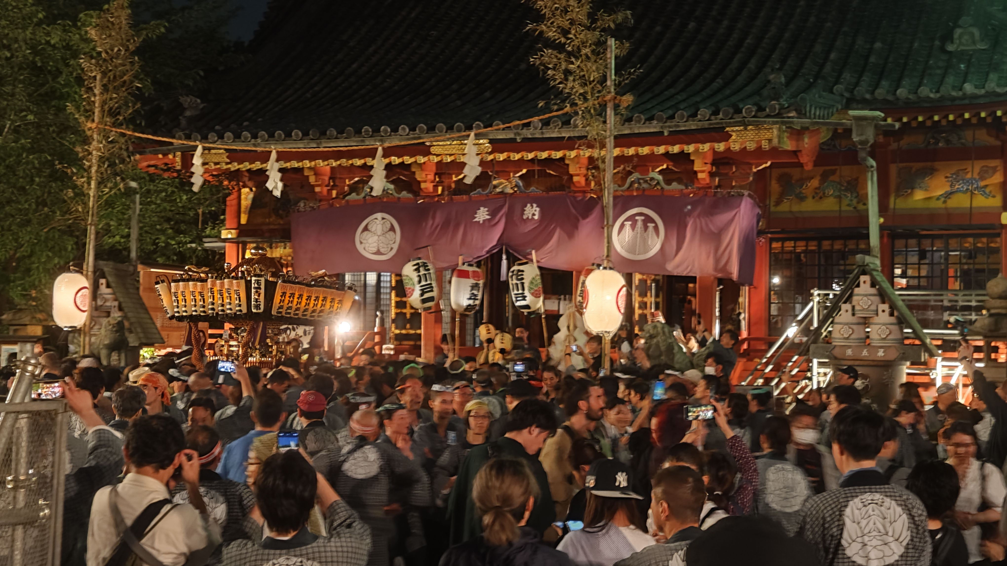 Der Mikoshi wird zu den Priestern getragen (glaub), welche ihn vermutlich segnen (oder analog) - auf jeden Fall stemmen sie den Mikoshi plötzlich in die Luft. So ein Mikoshi wiegt einige hundert kilogramm und wird von ~40 Leuten getragen!