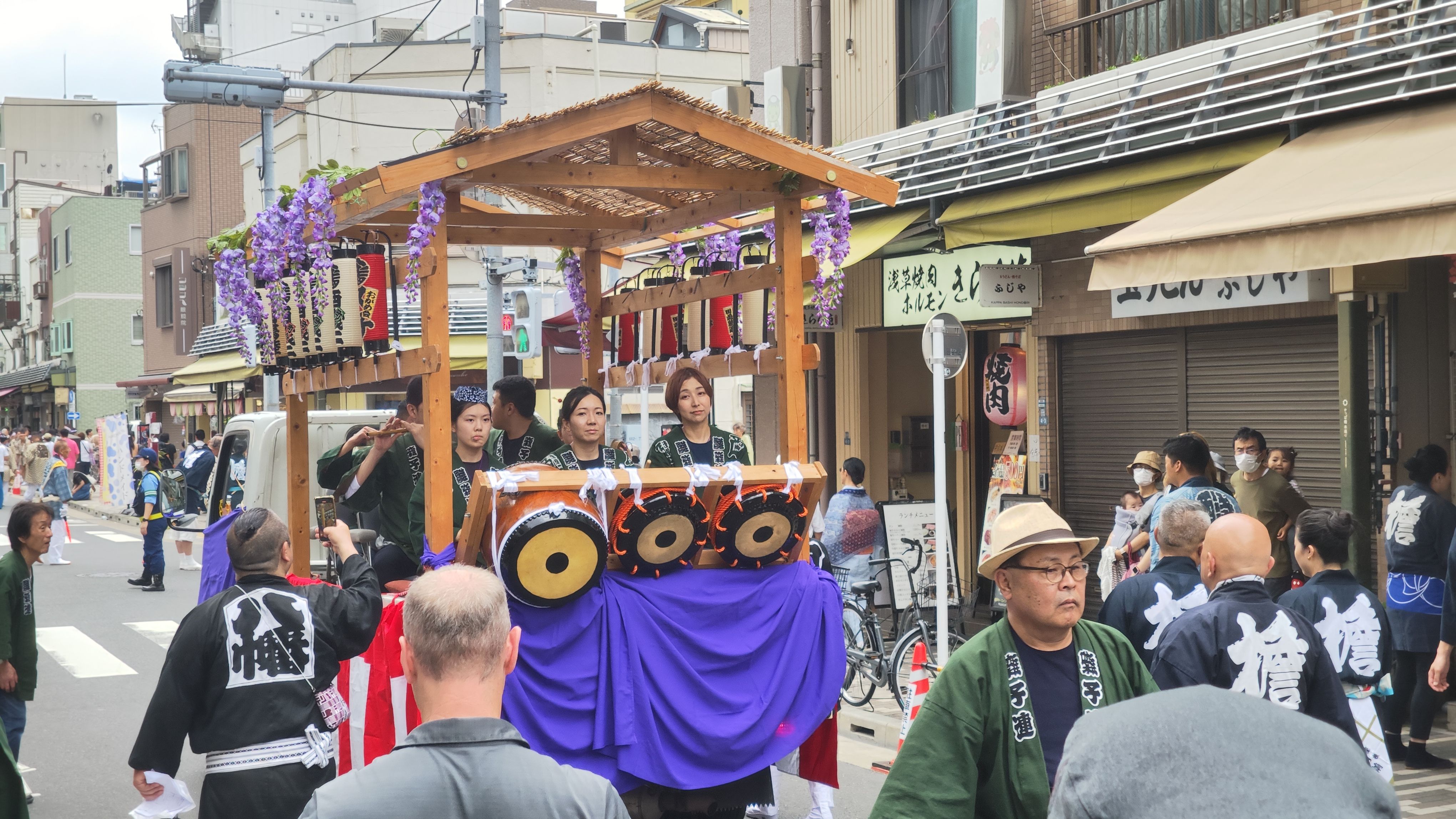 Zumindest ein Mikoshi wurde stets mit Trommeln begleitet