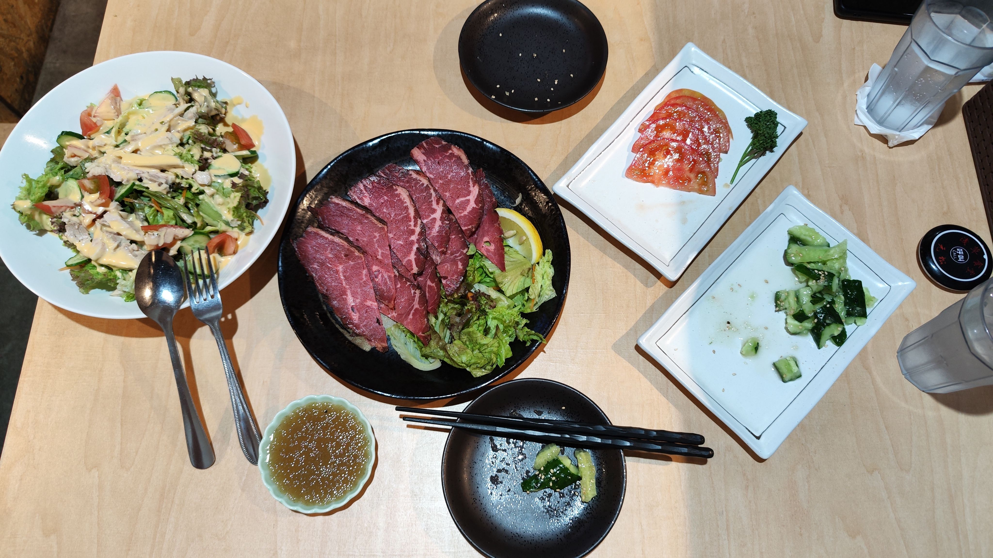 Später kam dann noch das Roastbeef dazu - und ein Poulet-Salat. Das Lachs-Sashimi mit Eigelb und Pferde-Carpaccio kamen später und waren so lecker, dass es nicht mehr für ein Bild gereicht hat! 😅
